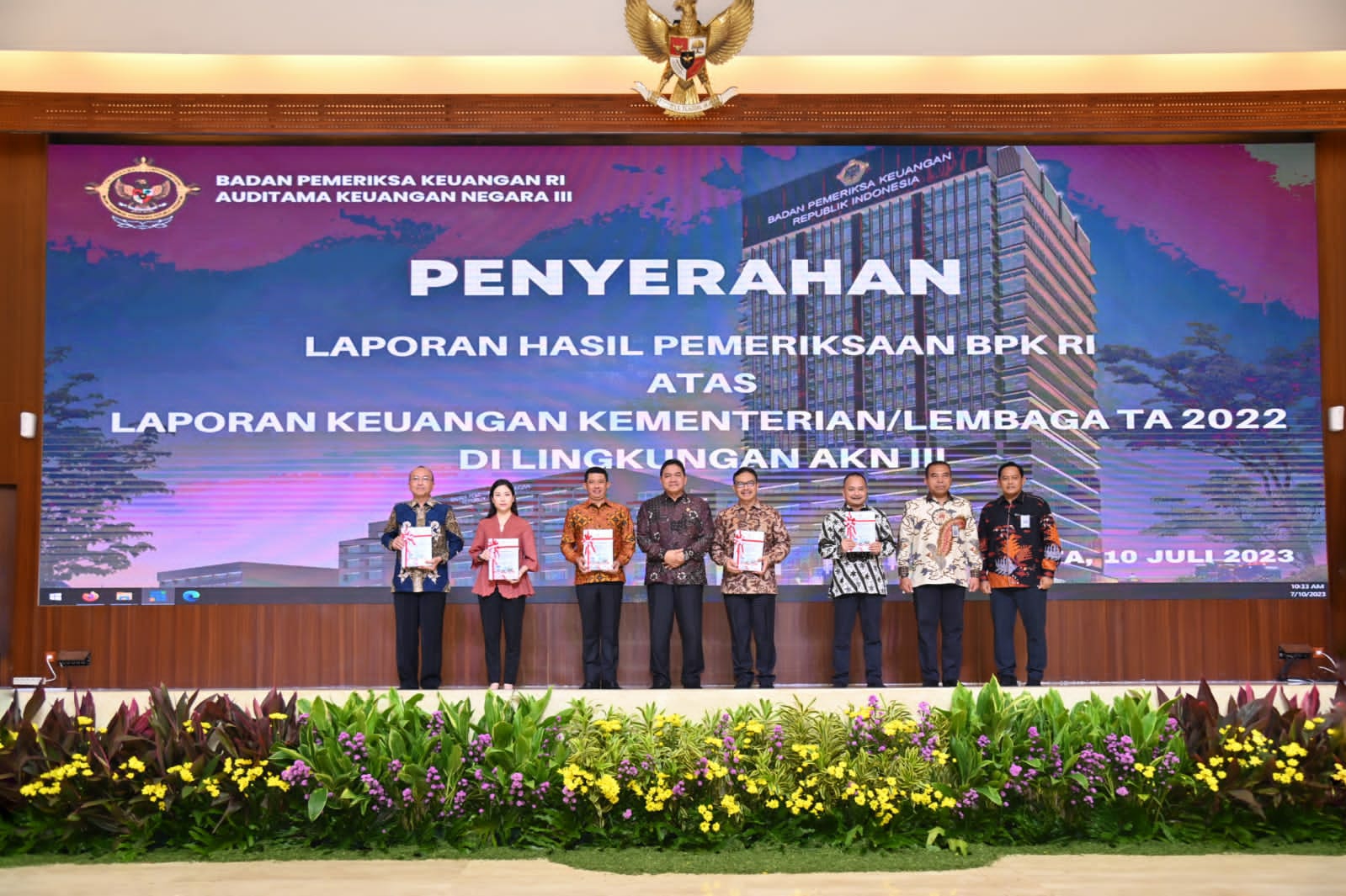 Kepala BNPB Letjen TNI Suharyanto (ketiga dari kiri) dan pimpinan lembaga yang menerima opini WTP dari BPK pada kegiatan Penyerahan Laporan Hasil Pemeriksaan BPK RI atas Laporan Keuangan Kementerian/Lembaga Tahun Anggaran 2022 yang dihelat di Gedung BPK RI, Jakarta pada Senin (10/7).